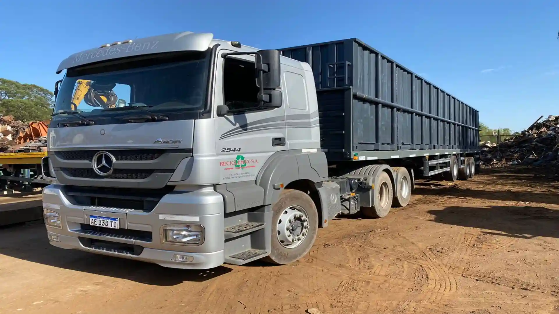 Flota propia de Reciclemax SA — semirremolque para retiro de chatarra en Rosario